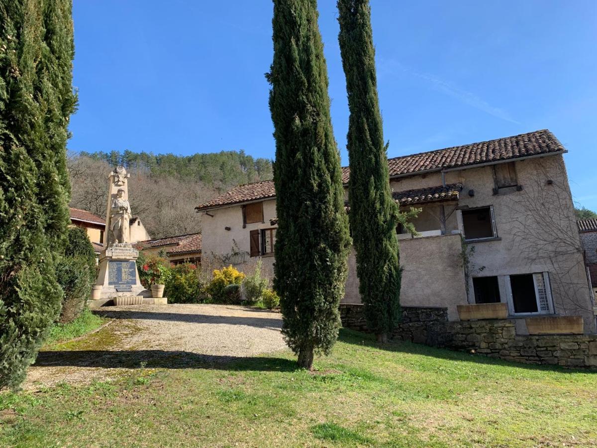 Spacious Apartment In A Charming, Tranquil Village Saint-Vincent-Rive-dʼOlt Exteriör bild