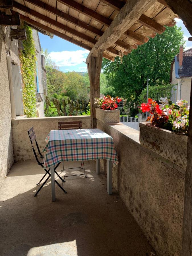 Spacious Apartment In A Charming, Tranquil Village Saint-Vincent-Rive-dʼOlt Exteriör bild